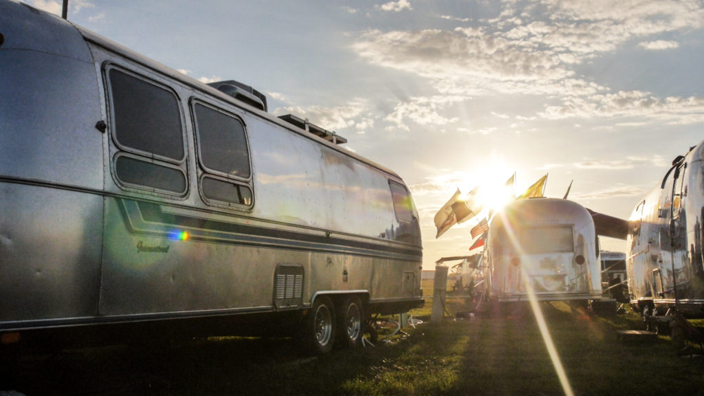Airstream-Alumination-Travel-Trailer-with-sunset