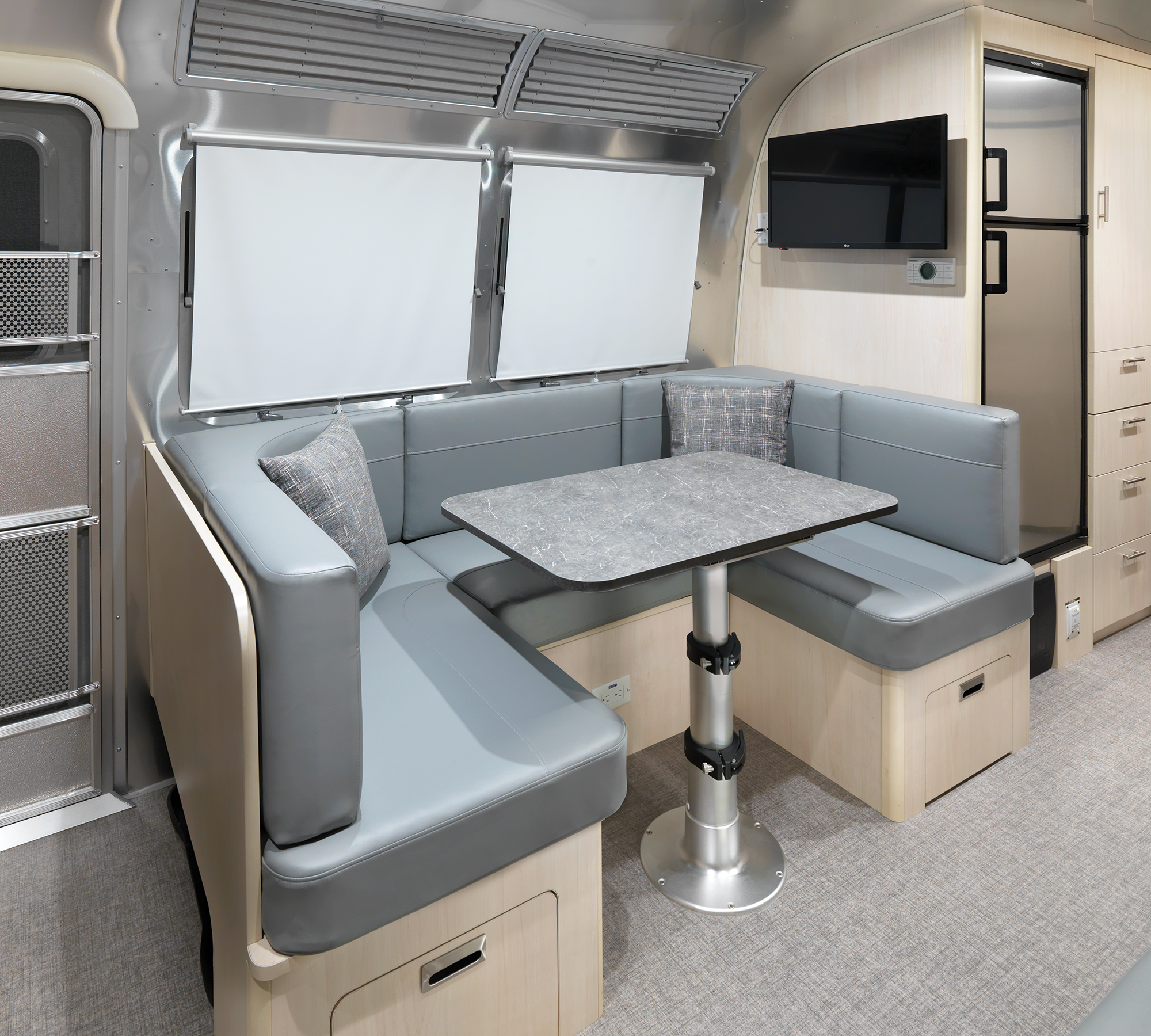 Airstream-Flying-Cloud-30FB-Office-Floor-plan-Dinette-Eating-Position