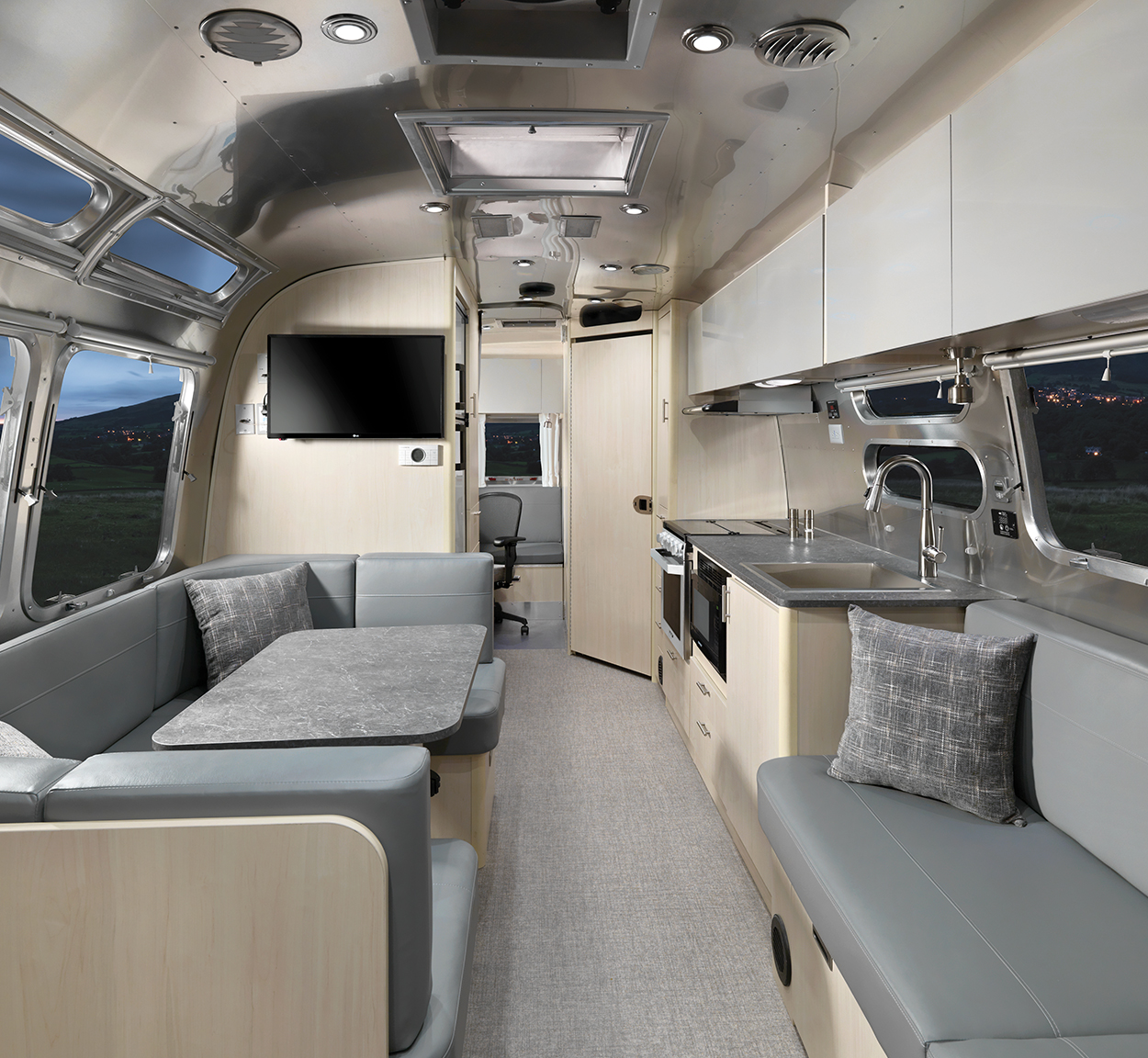 Airstream-Flying-Cloud-30FB-Office-Homepage-2