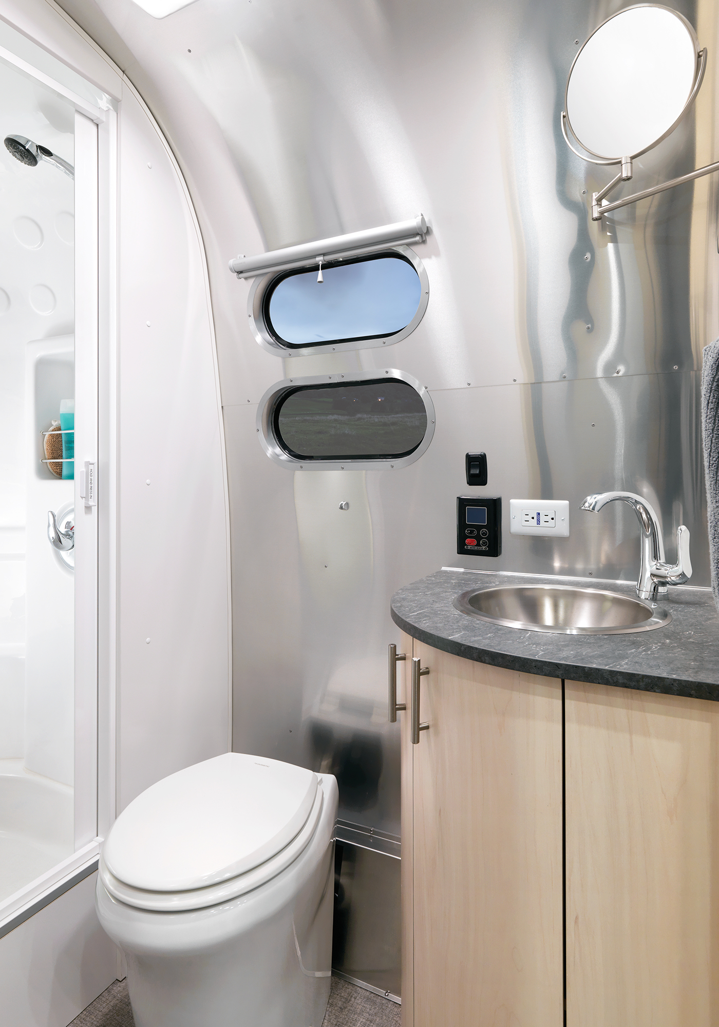 Airstream-Flying-Cloud-30FB-Office-Lavy
