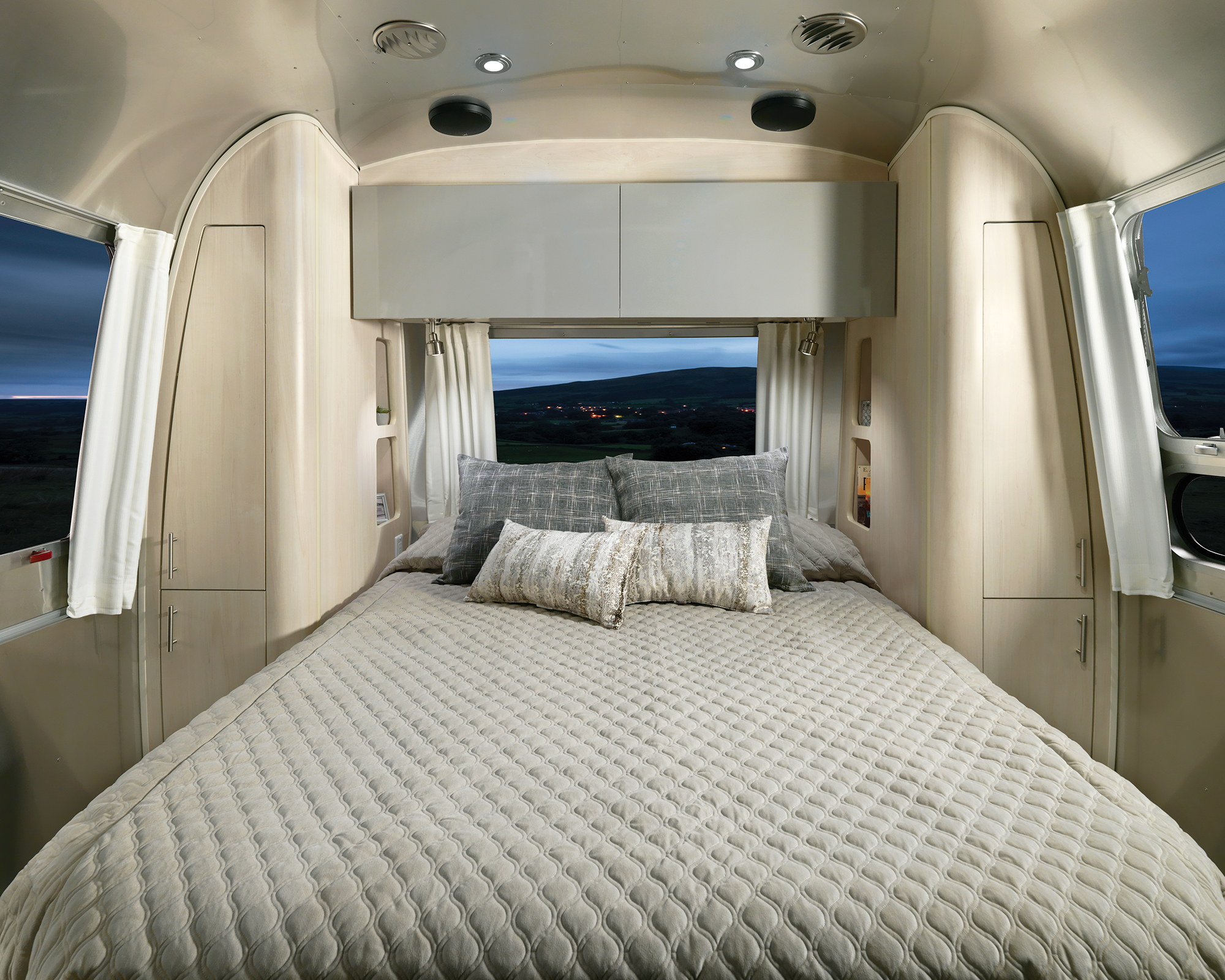 Airstream-Flying-Cloud-30FB-Office-Queen-Bedroom