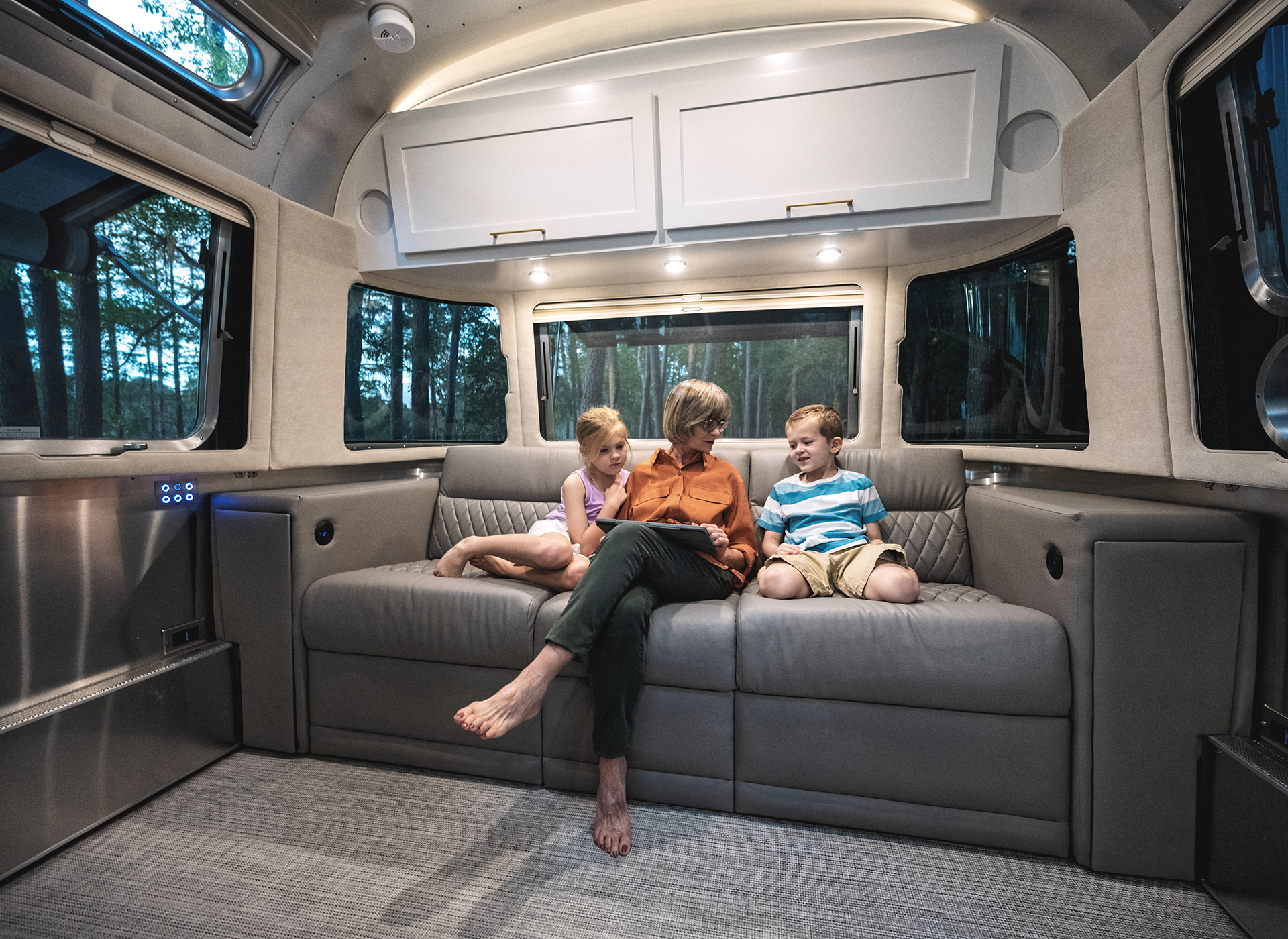 Airstream-Classic-30RB-Front-Power-Lounge-Sofa