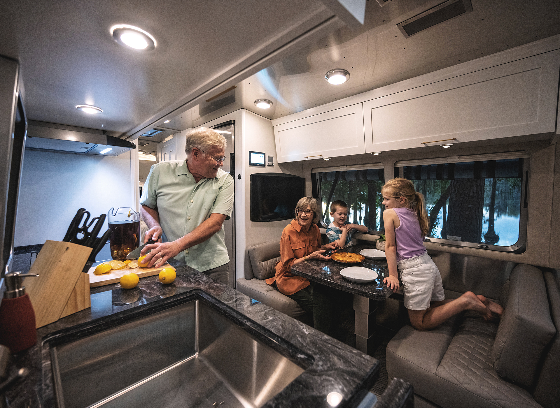 Airstream-Classic-30RB-Powered-Dinette-Feature