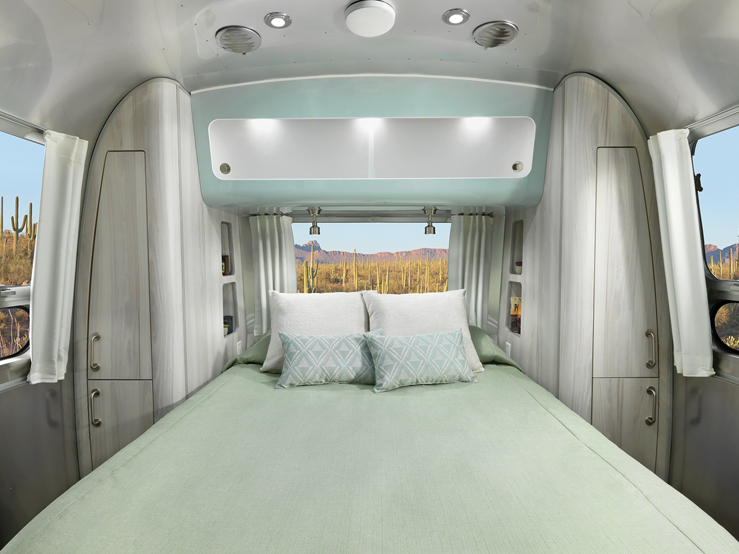 Airstream International 30RB Master Bed