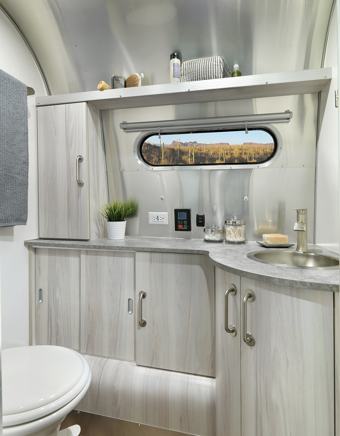 Airstream-International-30RB-Lavy-interior