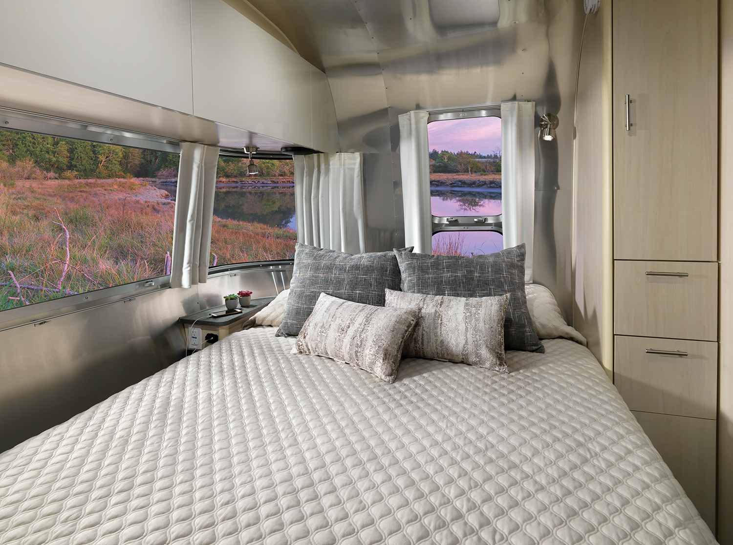 Airstream 2021 Flying Cloud 25FB Queen Bed Seattle Mist 89757 WEB