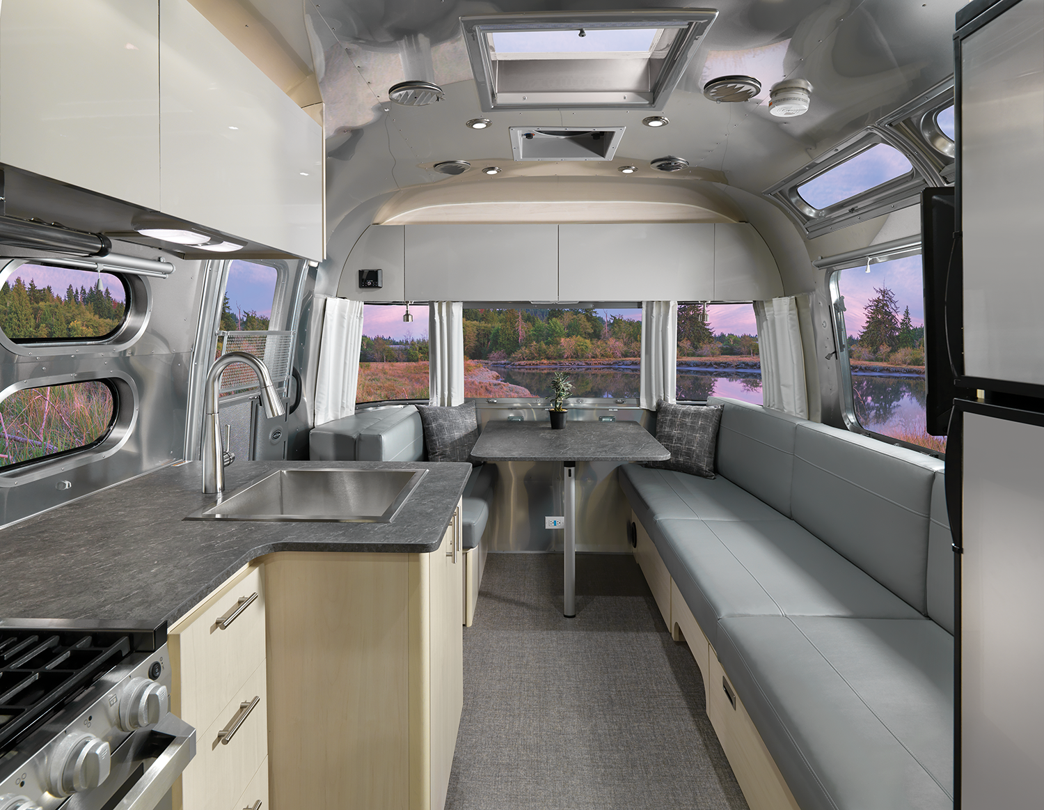 Airstream 2021 Flying Cloud 25FB Queen F2B Seattle Mist 89607 WEB
