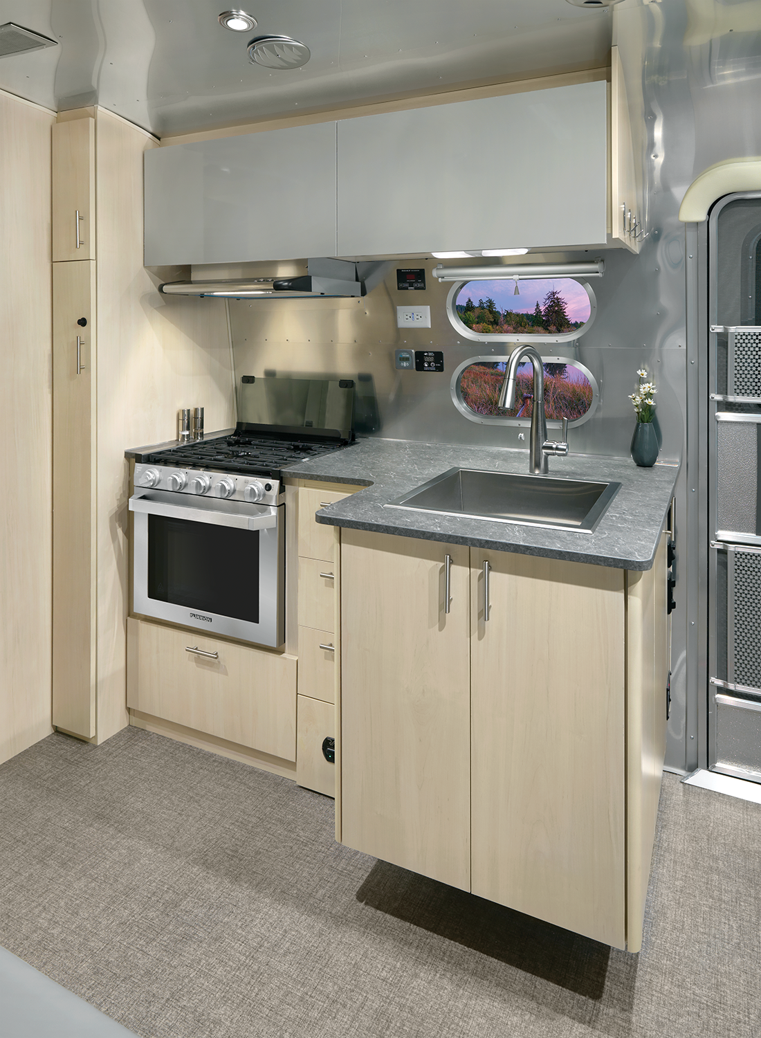 Airstream 2021 Flying Cloud 25FB Queen Galley Seattle Mist 89718 WEB