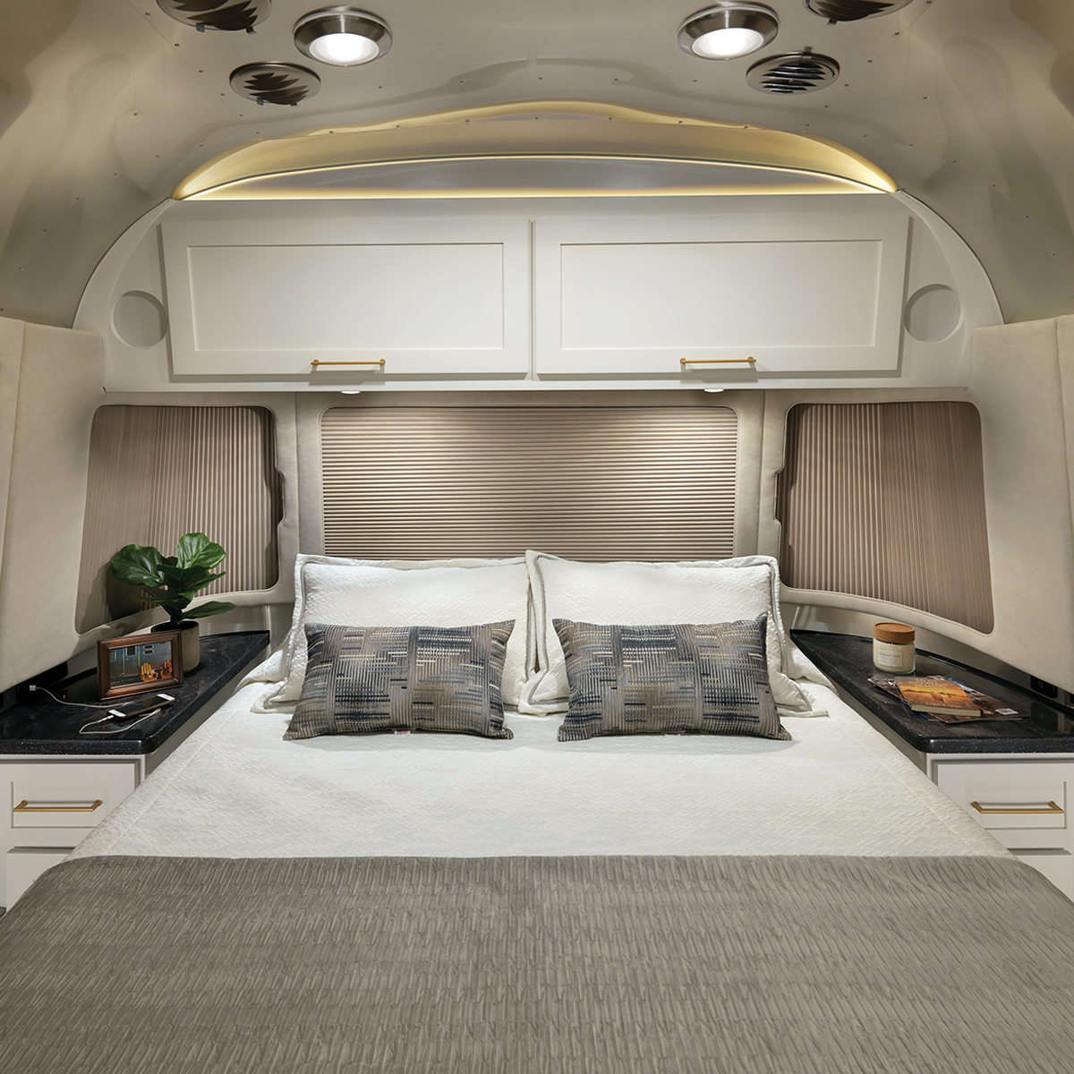 30-RB-Queen-Classic-Floor-Plan-Hot-Spot-Estate-Brown-Earl-Grey-Bed