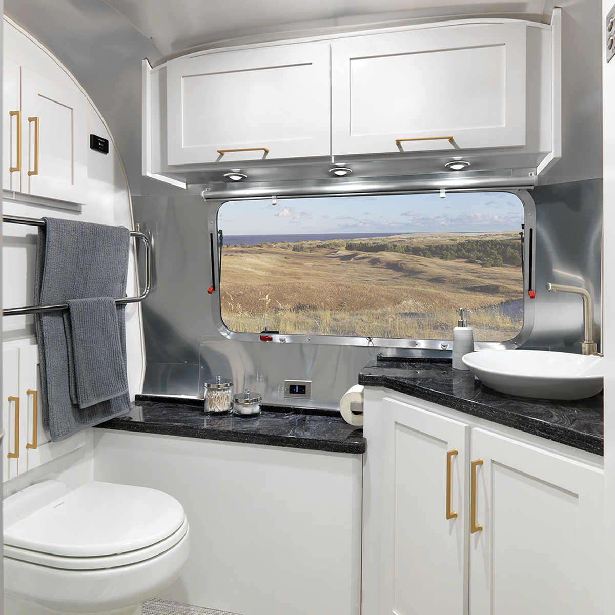 30-RB-Twin-Classic-Floor-Plan-Hot-Spot-Comfort-White-Bathroom