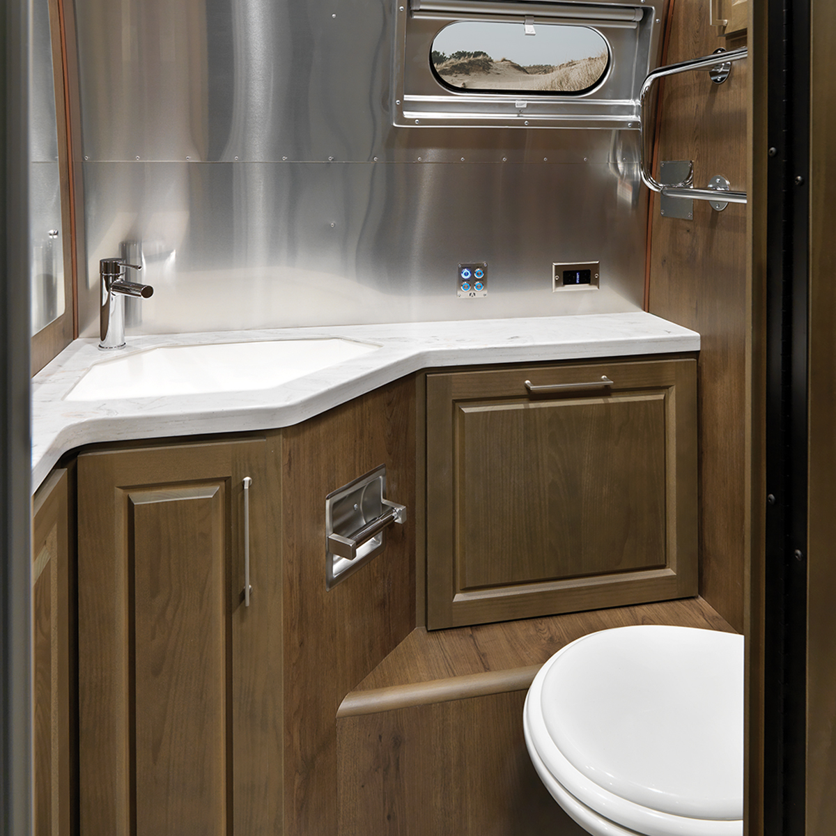 30-RB-Twin-Classic-Floor-Plan-Hot-Spot-Estate-Brown-Earl-Grey-Bathroom