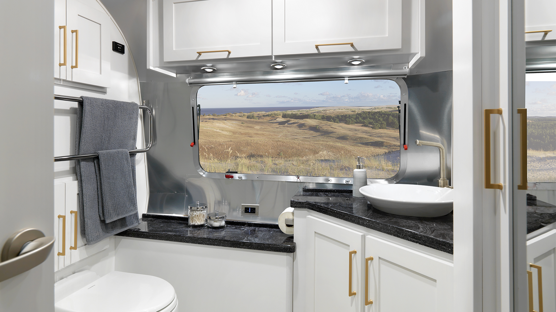 Airstream-Classic-33FB-Bathroom-back