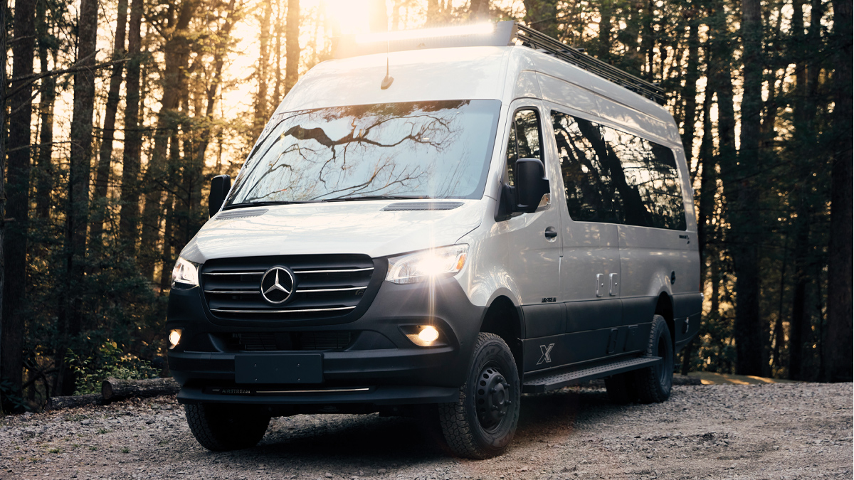 Image: AIR2121-Blog-InterstateXWalkthrough-1-ExteriorRoofRackFloodLights.jpg