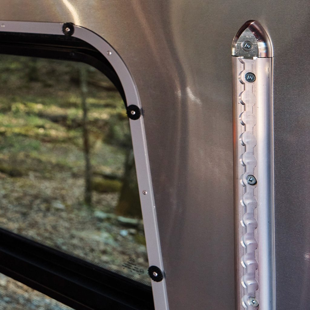 AIR2121-Blog-InterstateXWalkthrough-8-LTrackWall