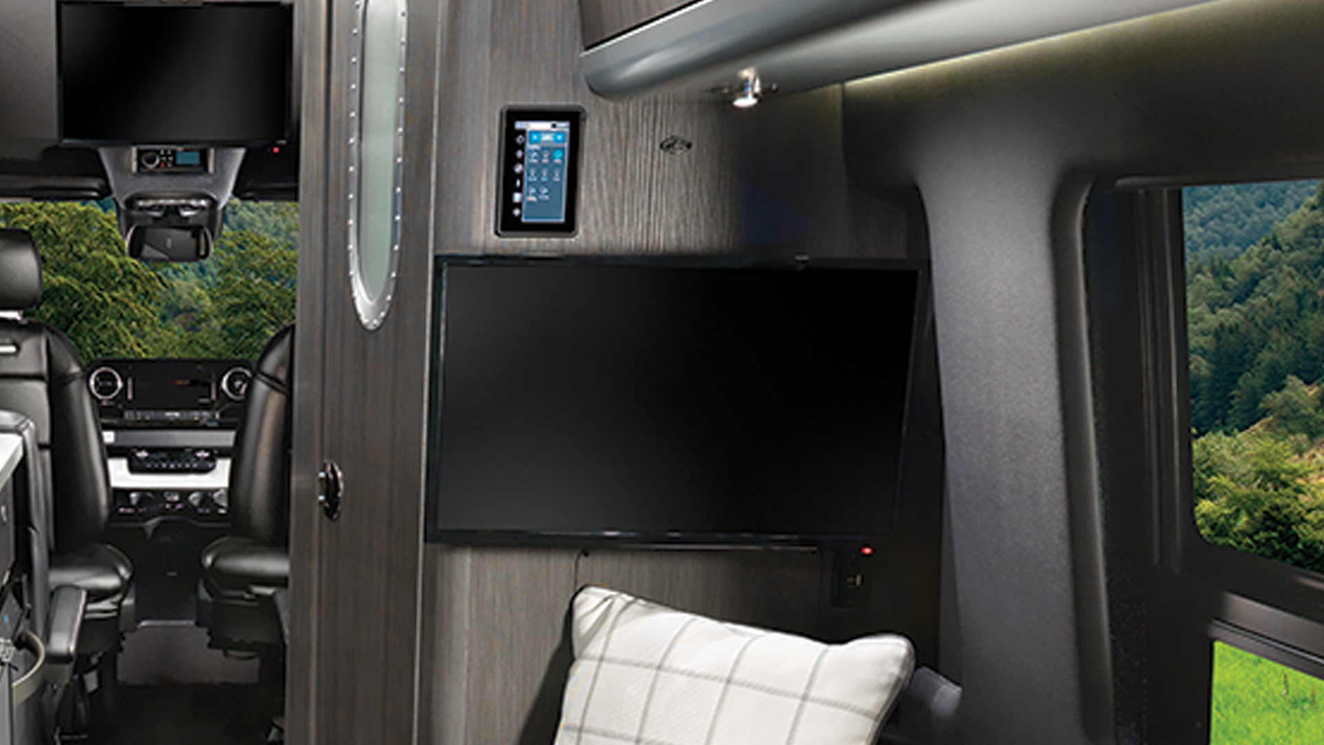 Interstate-24GL-TV-and-Controls