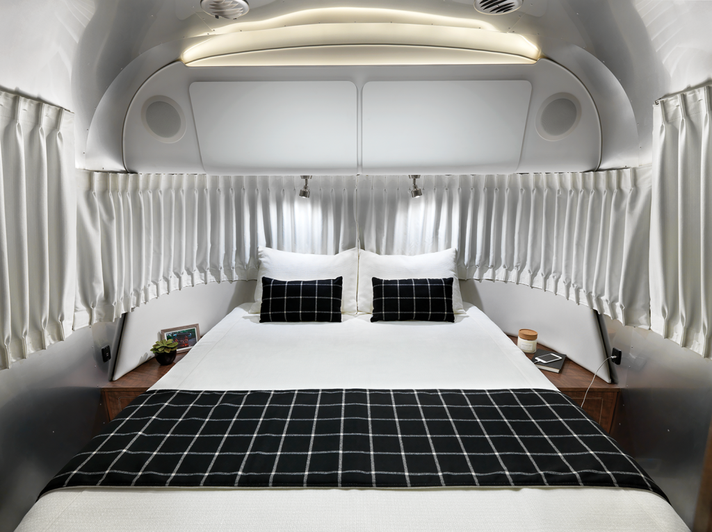 2020 Globetrotter 30 Queen Interior Bedroom Copenhagen Cream WEB