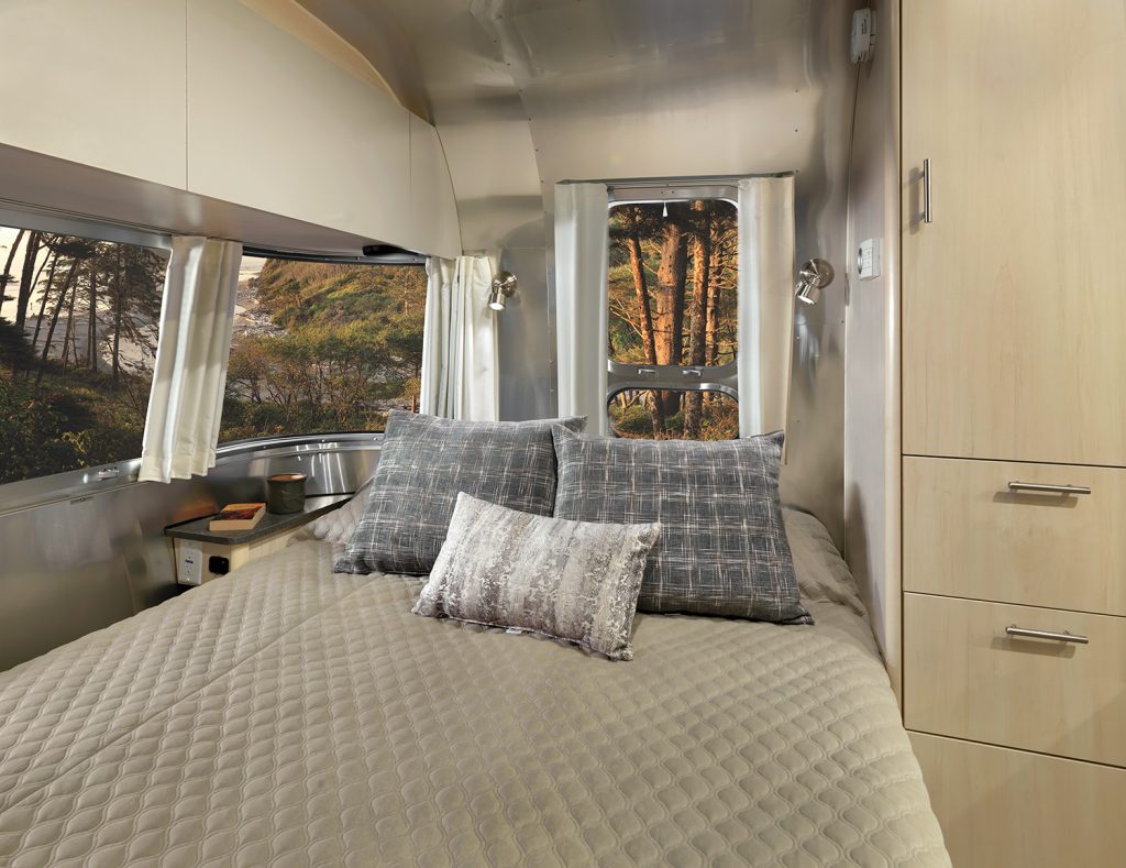 Airstream-Flying-Cloud-23FB-Queen-Interior