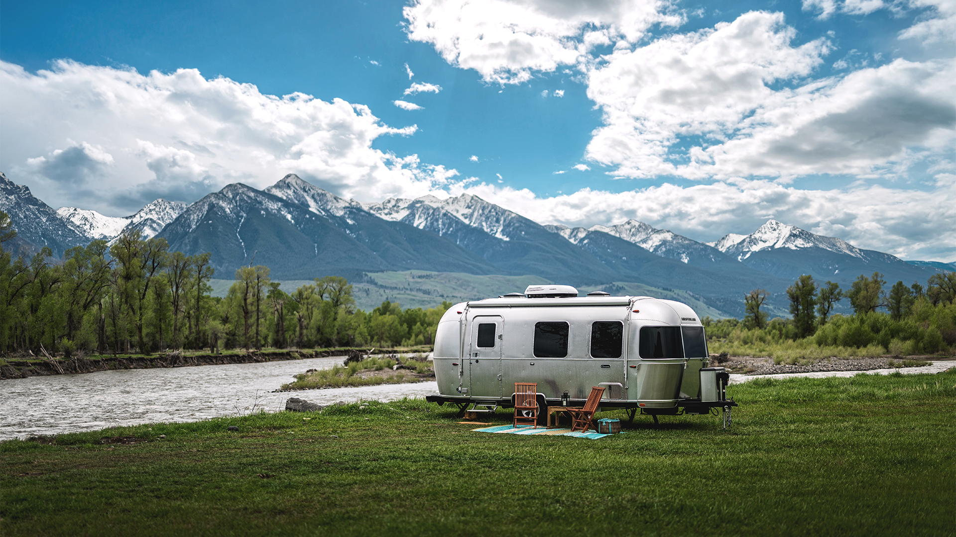 Airstream-Caravel-Lifestyle-Exterior-Open-Mountains