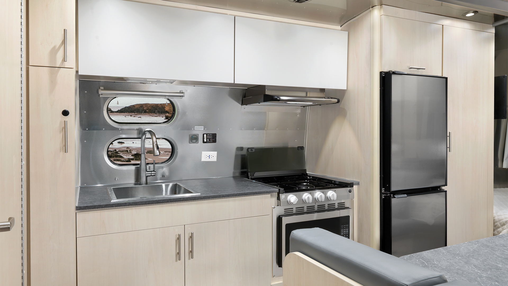 Airstream-Flying-Cloud-23FB-Kitchen