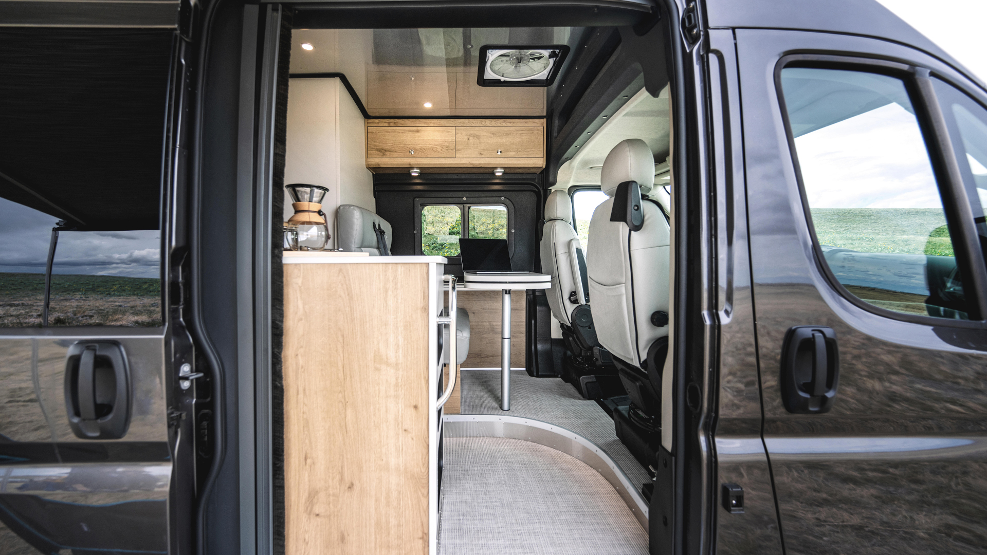 Airstream-Rangeline-Exterior-Features-lifestyle