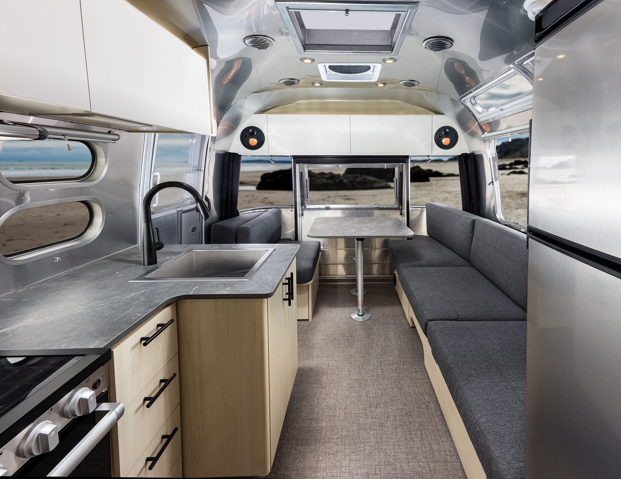 2025 Flying Cloud 25FB Midnight Flamingo Table