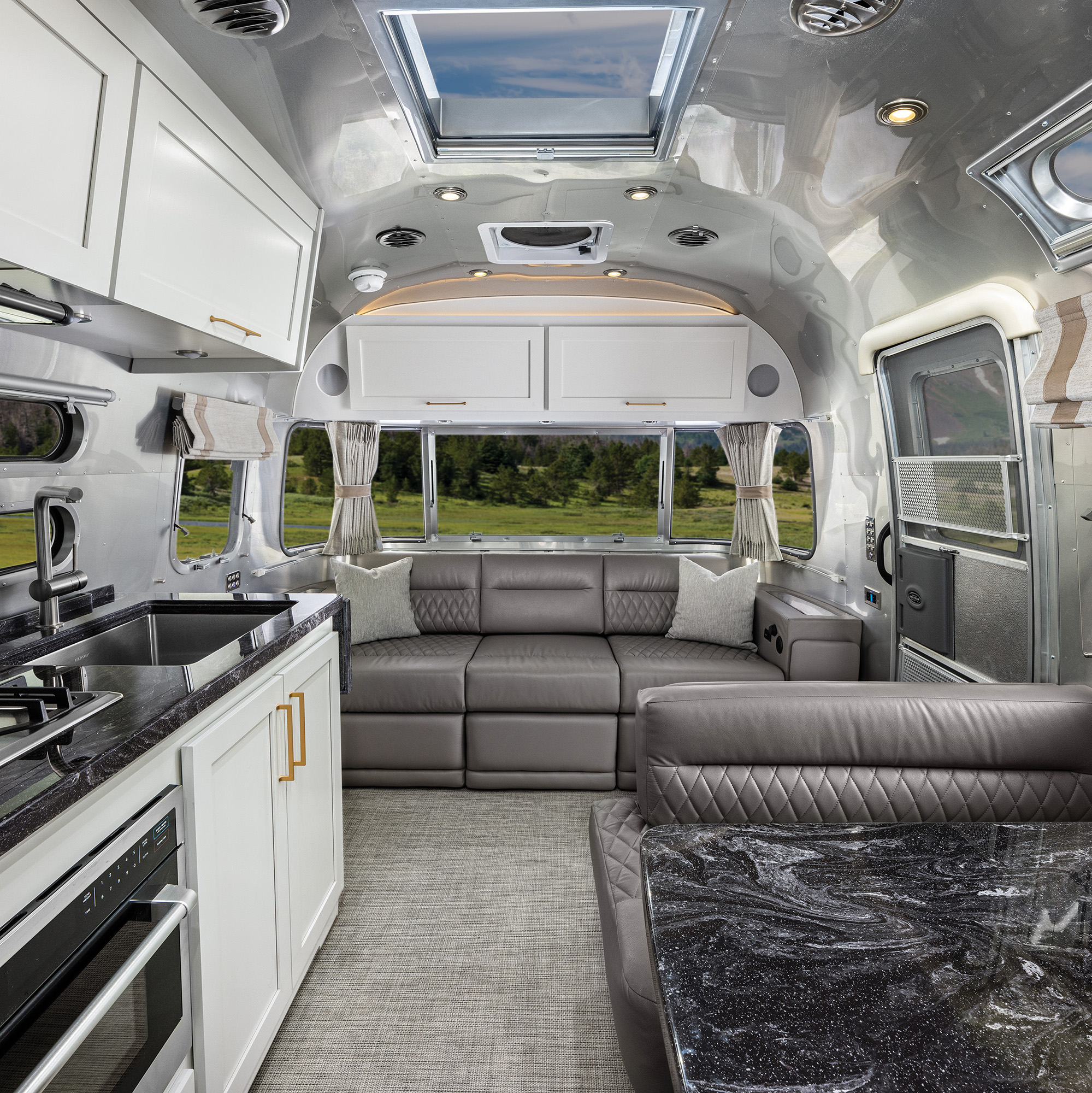 AIRMKT 2025 Classic 28RB powered lounge