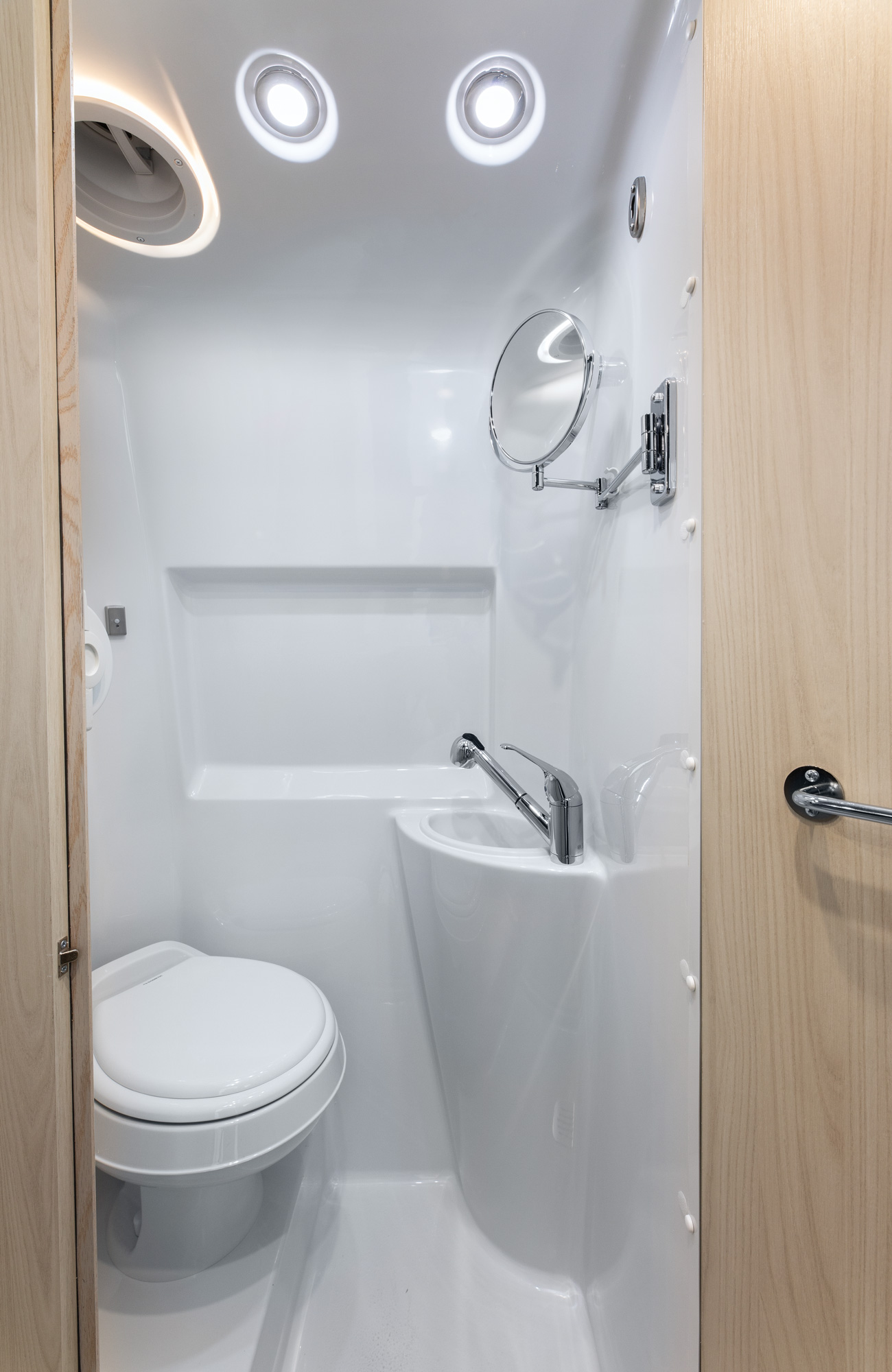 Airstream-Interstate-Best-in-Class-Guide-Wet-Bath