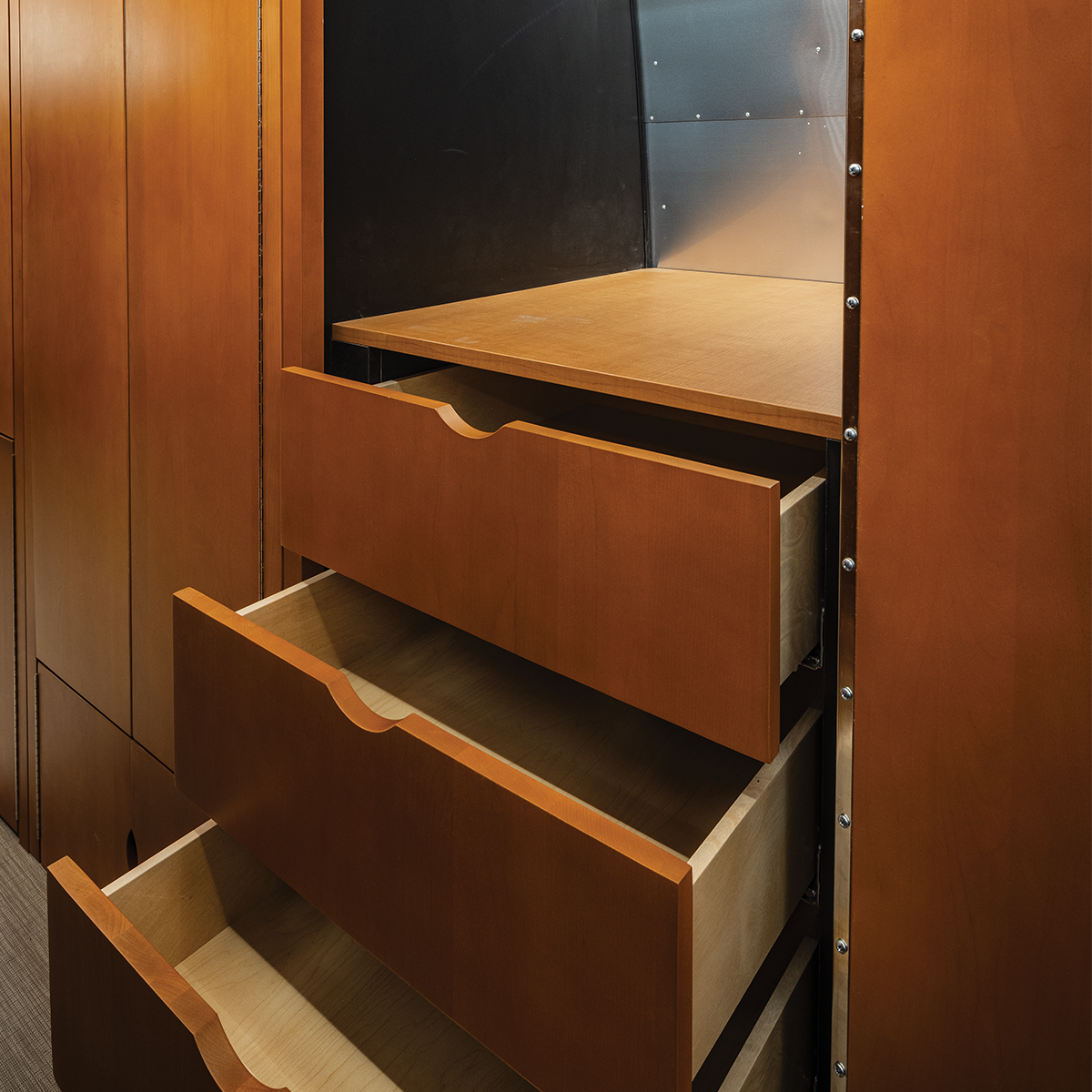 AIR MKT FLW 2025 Wardrobe and Drawers Hot Spot