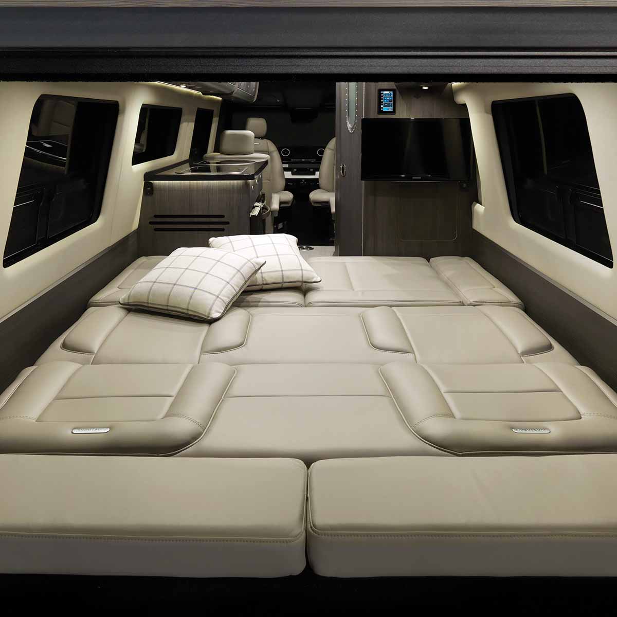 Day and Night Shades 24GL 1920x1080 Interior