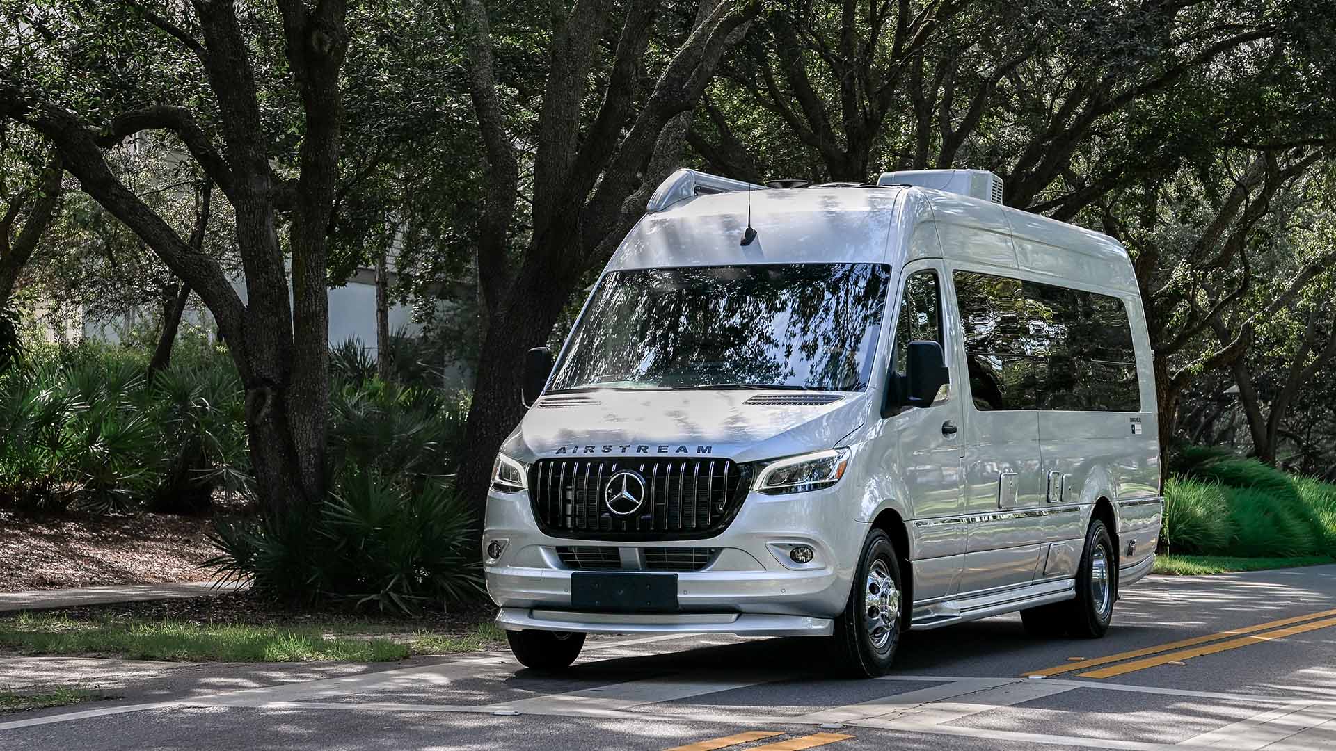 Interstate 24GL Exterior Driving 16-9