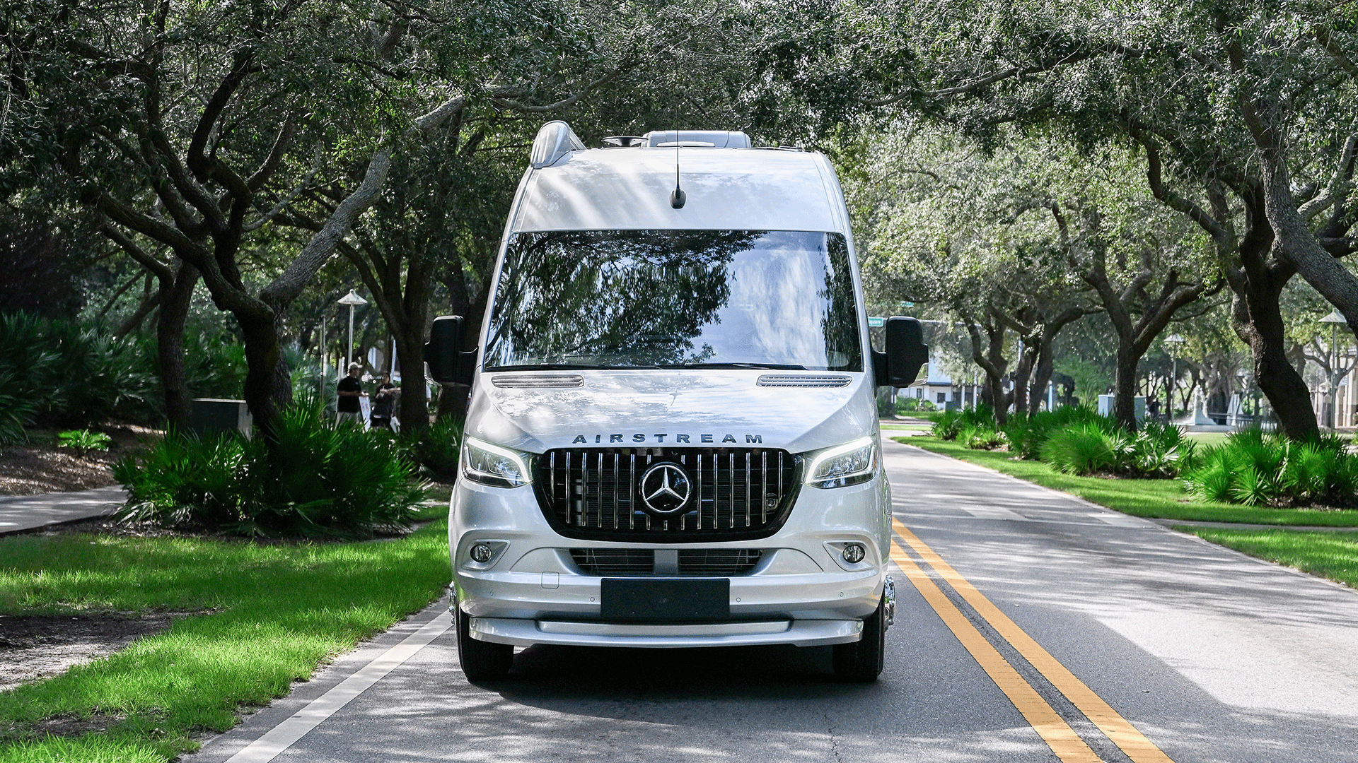 Interstate 24GL Mercedes-Benz Touring Coaches Airstream