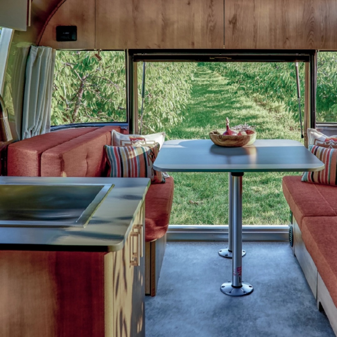 Interior of the Airstream Trade Wind 23FB Dinnete