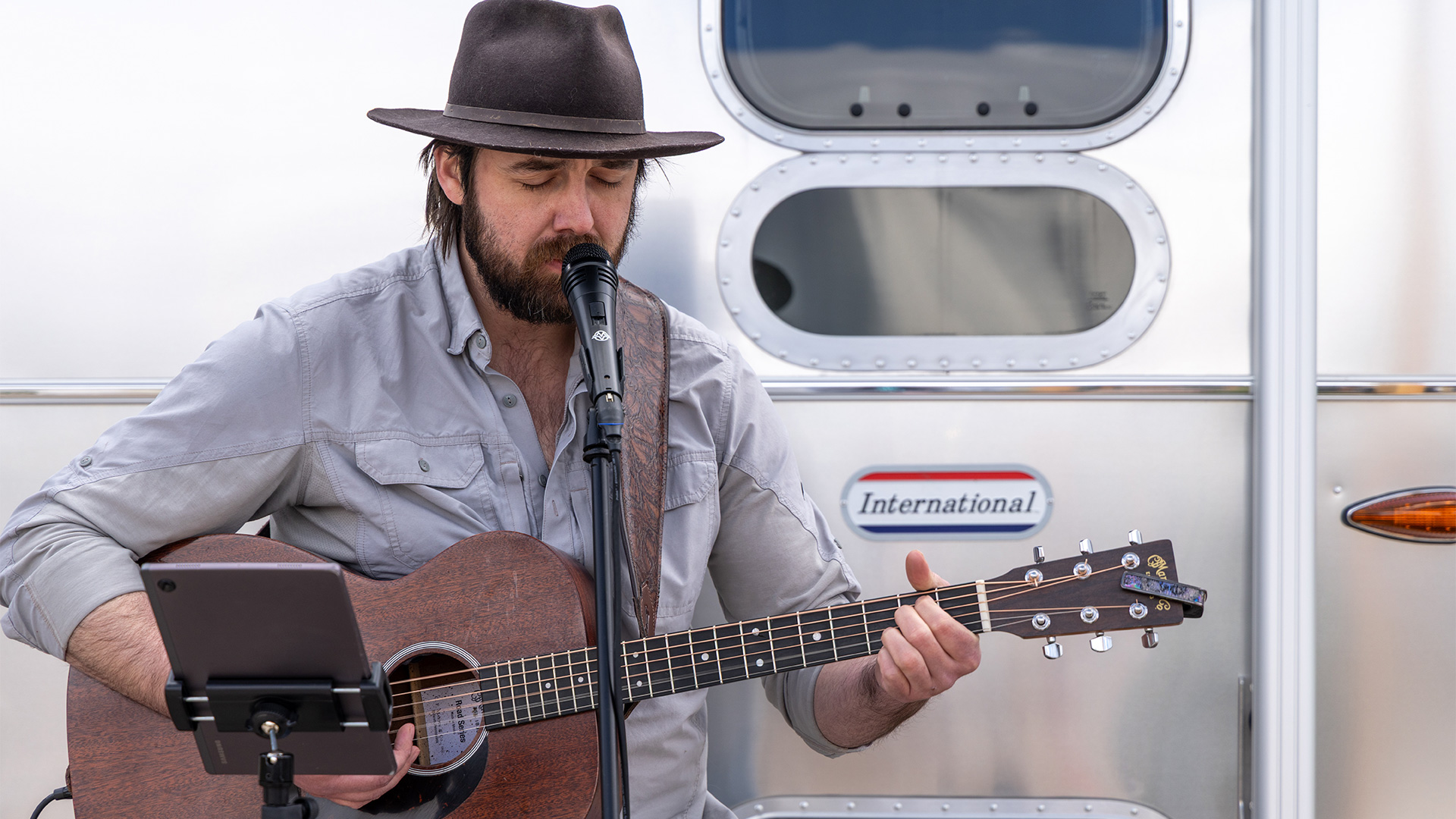 Performer-at-Camp-Airstream