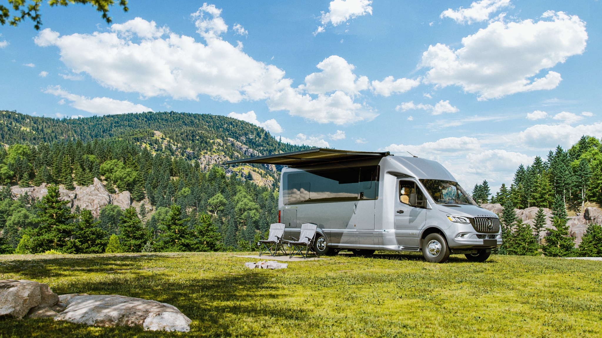 Atlas 25RT in Hightech Silver boondocking in the mountains
