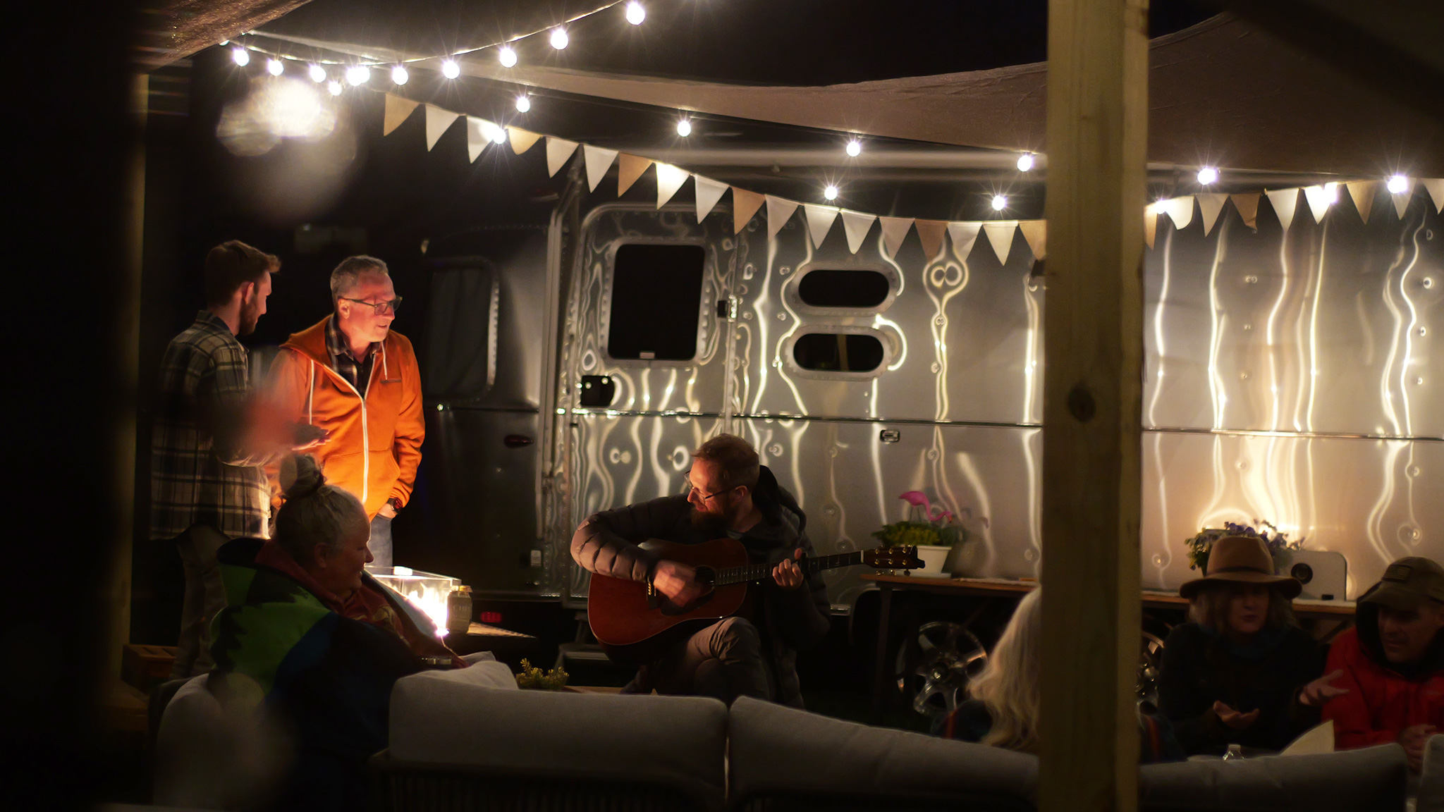 camp-airstream-nashville-night-guitar-RETOUCH
