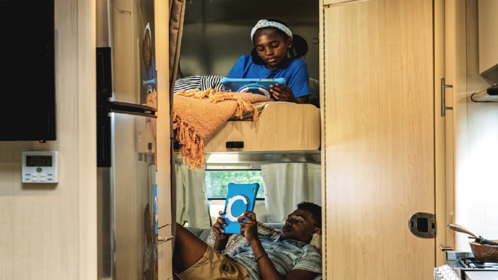 Airstream Flying Cloud 30 Bunk, bunk bed with kids lounging on them