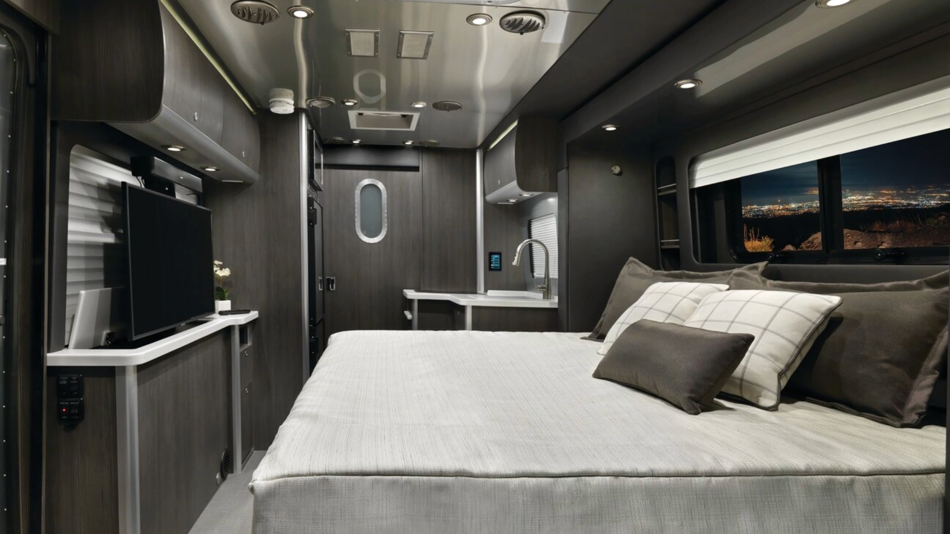 Atlas 25MS Touring Coach Murphy Suite slide out bed
